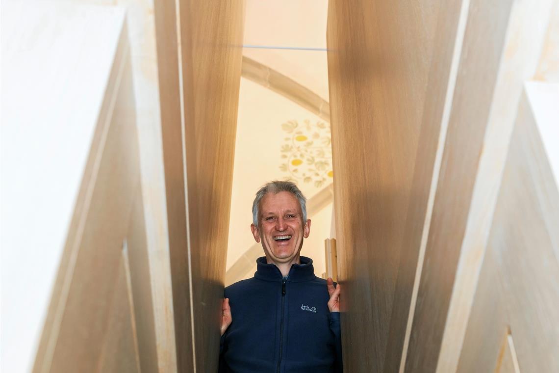 Von der Arbeit an einer digitalen Stadtkirche Pfarrer Hans Joachim Stein führt gut gelaunt durch die Murrhardter Stadtkirche – hier schaut er durch eine schmale Passage an der Mühleisen-Orgel.