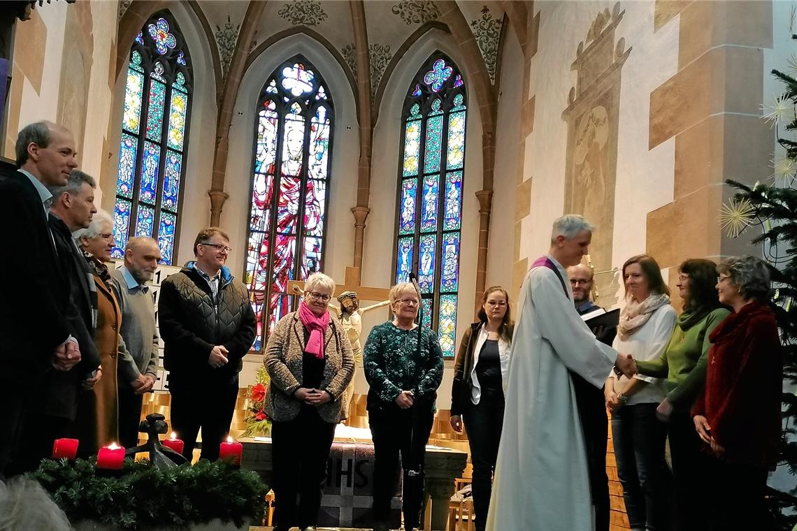 Feierliche Verpflichtung Pfarrer Hans Joachim Stein (Fünfter von rechts) mit den künftigen Gemeinderäten, die im Januar ihre Arbeit aufnehmen. Foto: privat