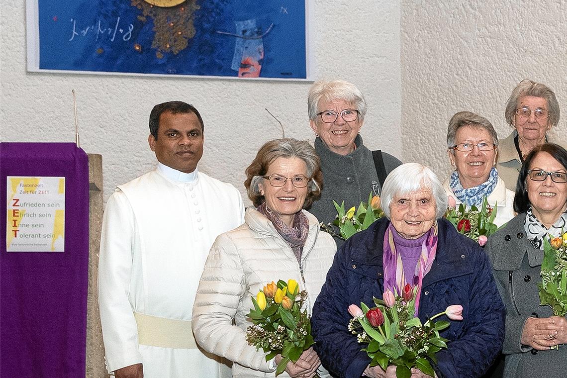 Gelebter Glaube und Dienst am Nächsten Pfarrer José Antony (links) würdigte die unglaublich lange Zeitspanne, über die der Caritaskreis in der Gemeinde gewirkt hat. Foto: J. Fiedler