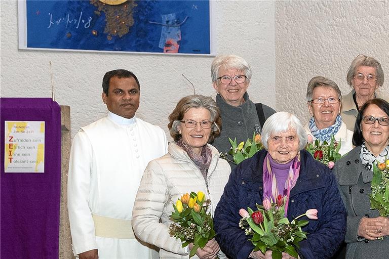 Pfarrer José Antony (links) würdigte die unglaublich lange Zeitspanne, über die der Caritaskreis in der Gemeinde gewirkt hat. Foto: J. Fiedler
