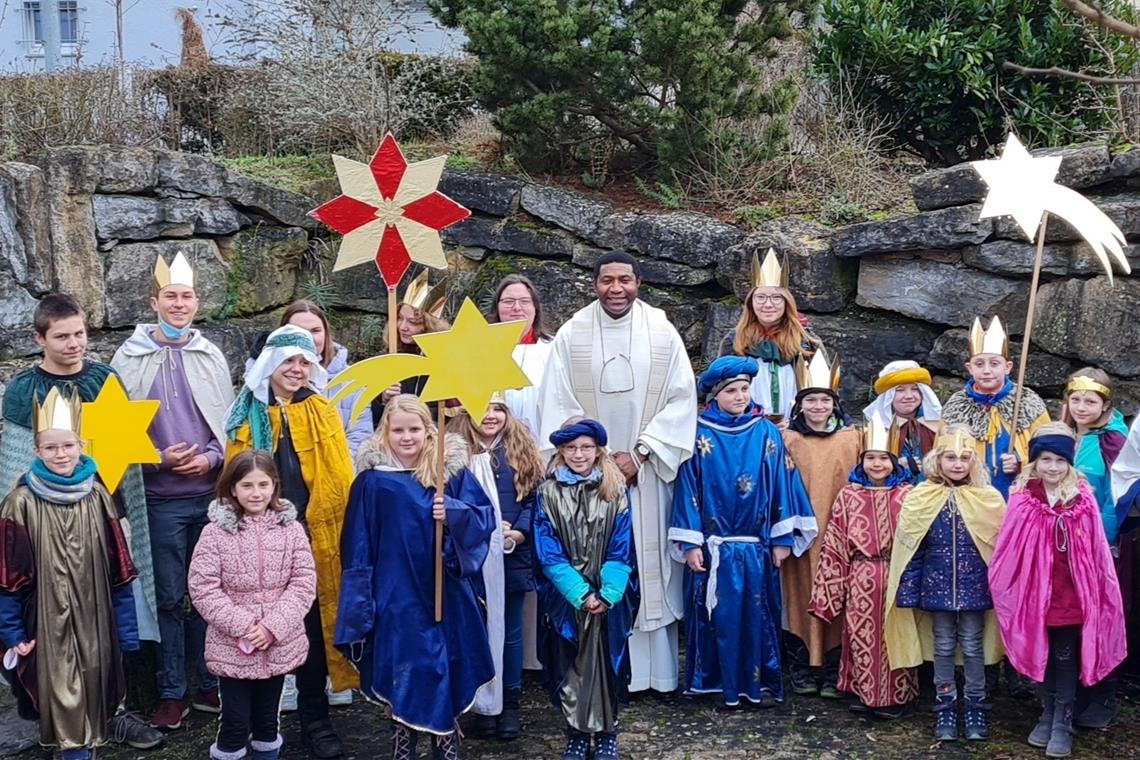 Pfarrer Julius Ekwueme von der Seelsorgeeinheit Oppenweiler/Kirchberg bei der Aussendung der Sternsinger von Burgstetten. Foto: privat