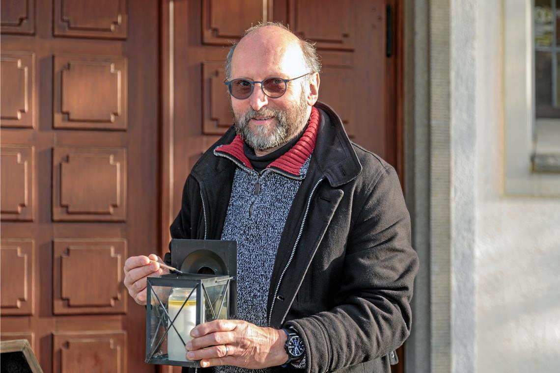 Die vielen Gesichter eines Weihnachtsfests Pfarrer Steffen Kaltenbach holt sich an der Fornsbacher Kirche noch ein Friedenslicht ab. Fotos: Stefan Bossow