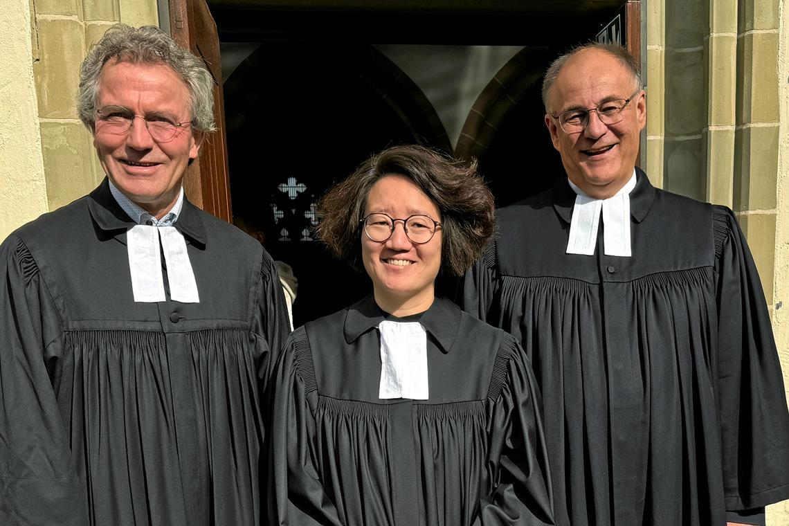 Désirée Rupp als neue Pfarrerin eingeführt Pfarrerin Désirée Rupp mit dem Kollegen Achim Bellmann (Murrhardt) und Dekan Rainer Köpf (rechts) bei der Einführung vor der Murrhardter Stadtkirche. Foto: Kirchenbezirk Backnang
