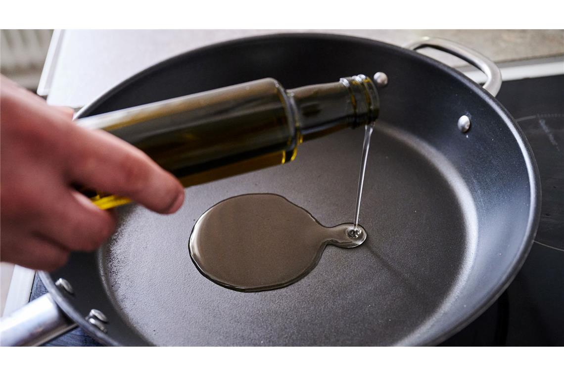 Bestimmte PFAS-Chemikalien scheidet der Mensch rasch aus PFAS werden in zahlreichen Verbraucherprodukten eingesetzt, zum Beispiel in Kosmetika, Kleidung oder Kochgeschirr (Symbolbild).