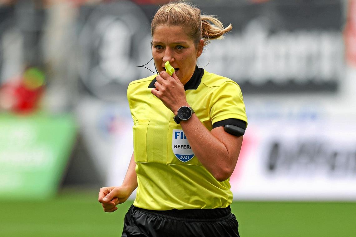 Selbst für Fifa-Frau Karoline Wacker ein einmaliges Erlebnis Pfeift am Wochenende das Endspiel der Frauen im DFB-Pokal: Karoline Wacker. Foto: Imago
