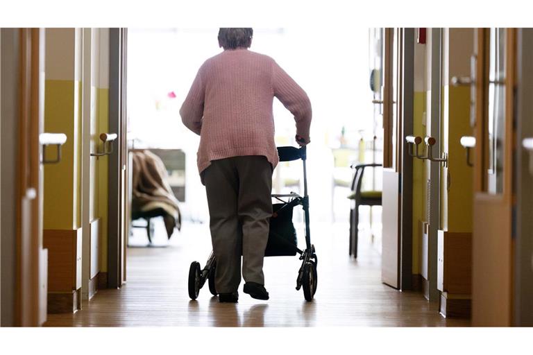 Pflegebedürftige müssen immer mehr fürs Heim bezahlen. (Archivbild)