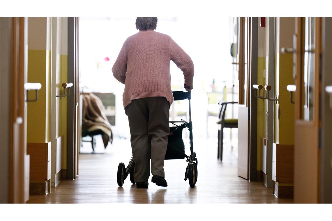 Pflegebedürftige müssen immer mehr fürs Heim bezahlen. (Archivbild)