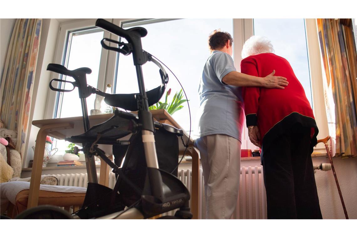 Knapp 3.000 Euro für einen Heimplatz - Eigenanteile steigen Pflegebedürftige und ihre Angehörigen müssen mehr fürs Pflegeheim zahlen. (Symbolbild)