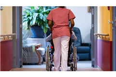 Pflegerinnen und Pfleger werden dringend gebraucht. Doch gerade der Personalmangel führt dazu, dass die Arbeitsbedingungen schlecht sind.