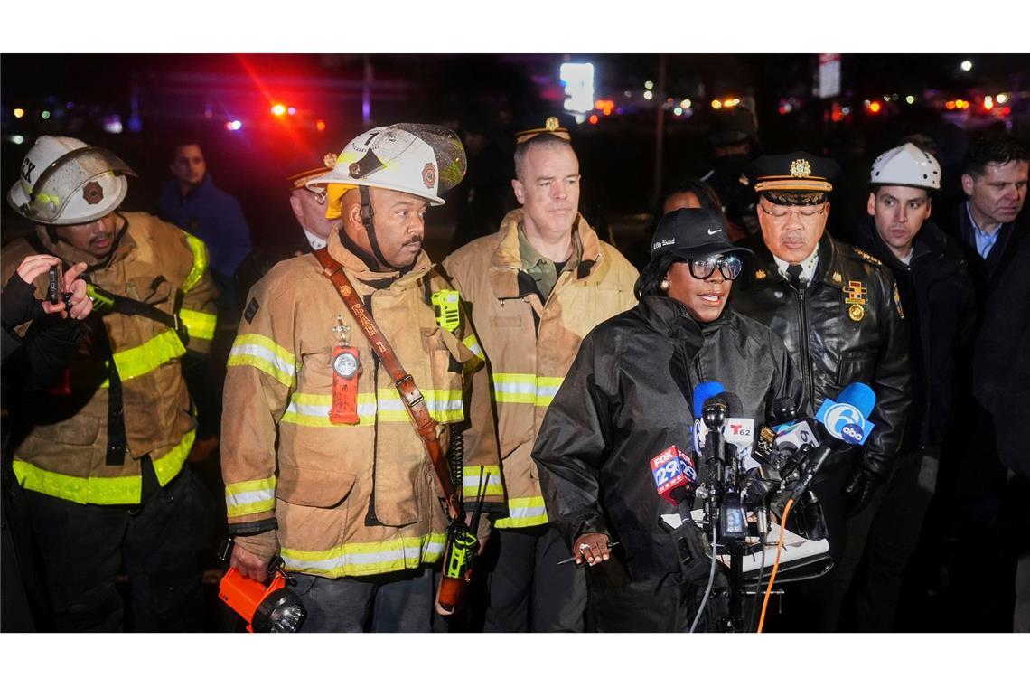 Jet stürzt in USA ab: Sieben Tote und viele Verletzte Philadelphias Bürgermeisterin Cherelle Parker teilte mit, alle sechs Menschen an Bord der Maschine seien ums Leben gekommen.