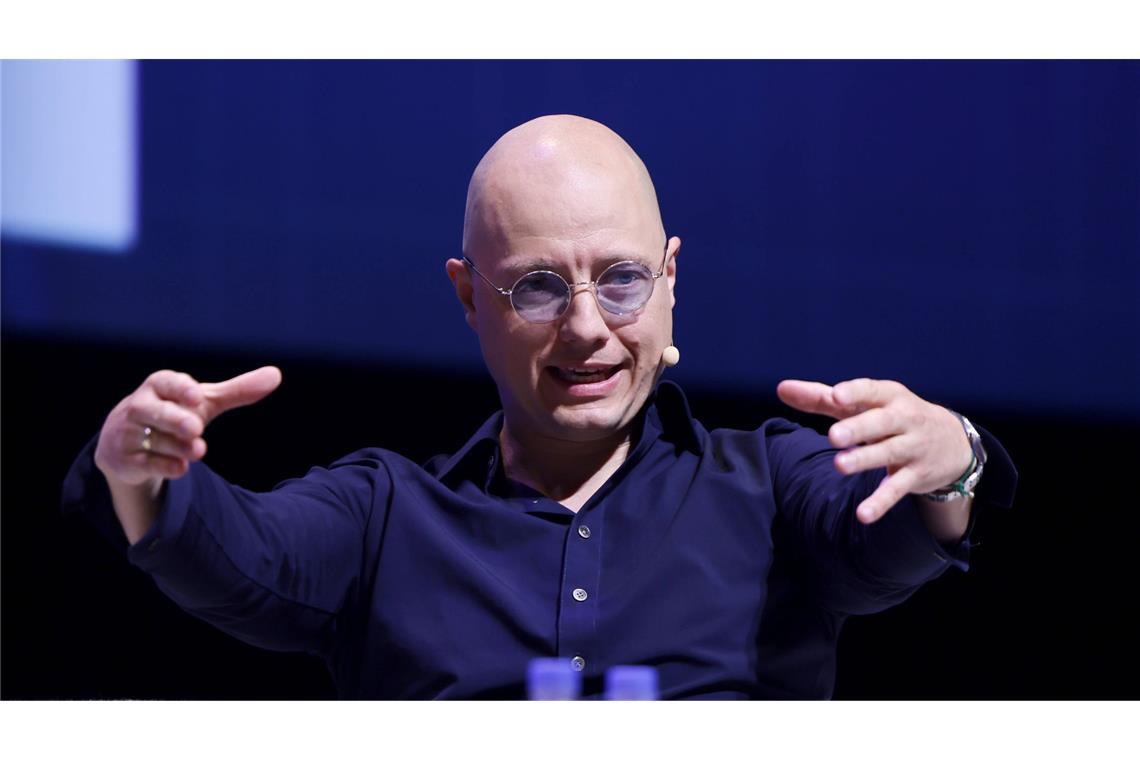 Philip Hopf steht ganz weit oben in den Podcast-Charts.