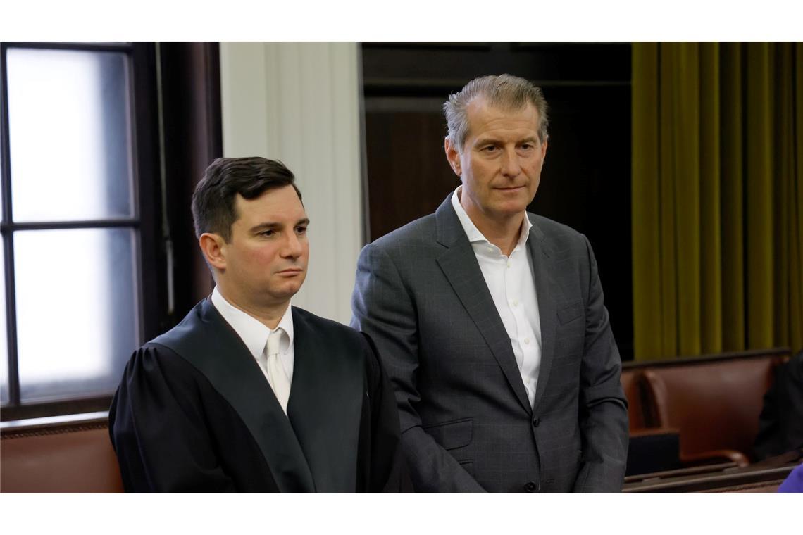 Philip von der Meden, Anwalt von Nebenkläger Stephan Hensel, hat Christina Block nach der Bedeutung von Einträgen in ihr Tagebuch gefragt.