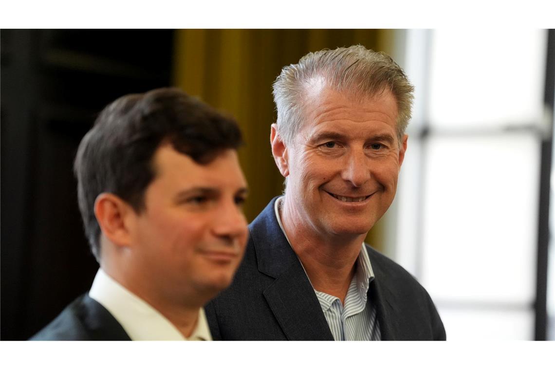 Auf "einige Worte" von Christina Block folgen viele Fragen Philip von der Meden (links), Anwalt von Christina Blocks Ex-Mann Stephan Hensel (rechts), thematisiert im Prozess um die Entführung der Kinder den Sorgerechtsstreit. (Archivbild)