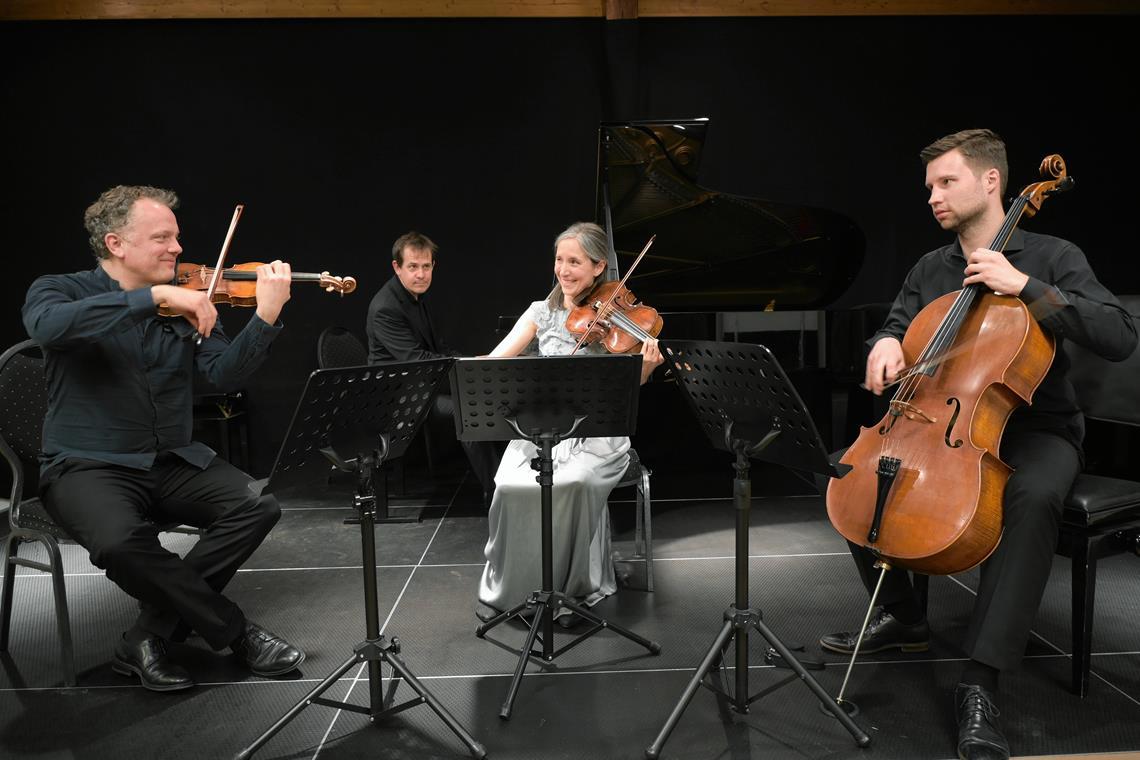Ein Kammermusikabend mit Gänsehautmomenten Philipp Bohnen, Gerhard Vielhaber, Barbara Buntrock und Peter-Philipp Staemmler (von links) spielen sich in die Herzen des Publikums. Foto: Elisabeth Klaper