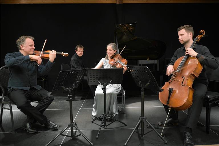 Philipp Bohnen, Gerhard Vielhaber, Barbara Buntrock und Peter-Philipp Staemmler (von links) spielen sich in die Herzen des Publikums. Foto: Elisabeth Klaper