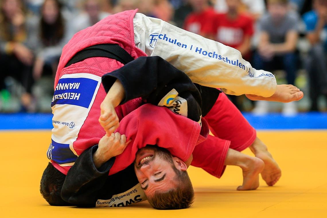 TSG-Judokas fiebern dem Start entgegen Philipp Holzmann (schwarzer Judoanzug) wird sich nicht mehr für die TSG Backnang verbiegen und hört auf. Foto: A. Becher