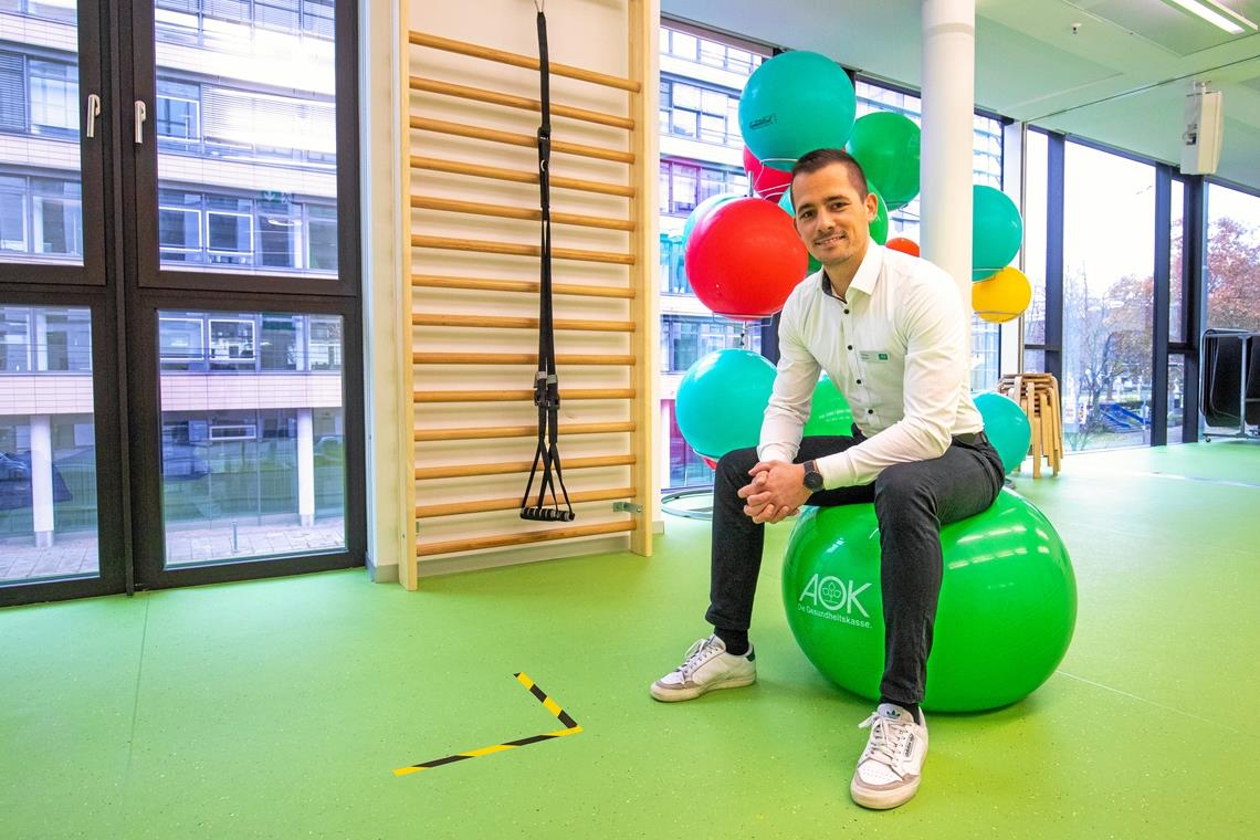 Führungskraft im Büro und auf dem Feld Philipp Maurer sitzt als Abteilungsleiter mittlerweile oft im Büro, fühlt sich aber auch in den Kursräumen weiterhin pudelwohl. Fotos: A. Becher