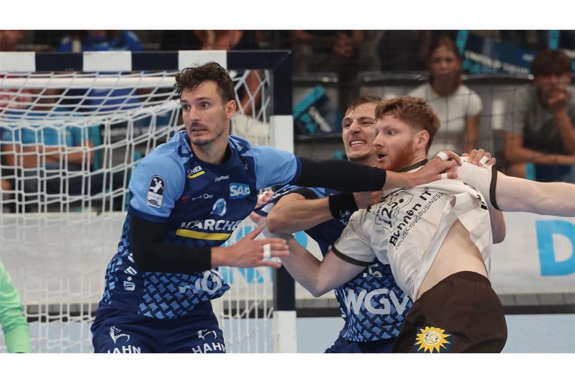 Philipp Meyer (li.) kam vom ThSV Eisenach zum TVB Stuttgart, um die Abwehr zu stabilisieren&nbsp;– an diesem Donnerstag geht es zu seinem Ex-Club.