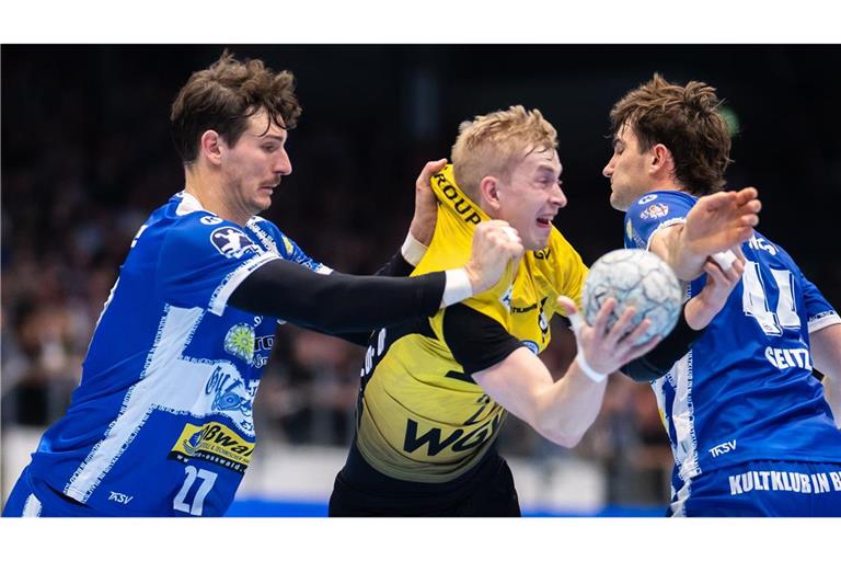 Philipp Meyer (li.) verteidigt gegen TVB-Spielmacher Torben Matzken – kommende Saison sind die beiden Teamkollegen in Stuttgart.