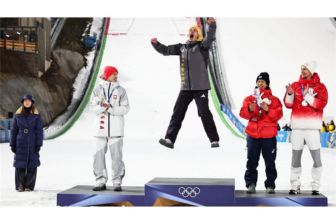 Philipp Raimund (M) jubelte ausgelassen, will sich beim Feiern aber erst einmal zurückhalten.