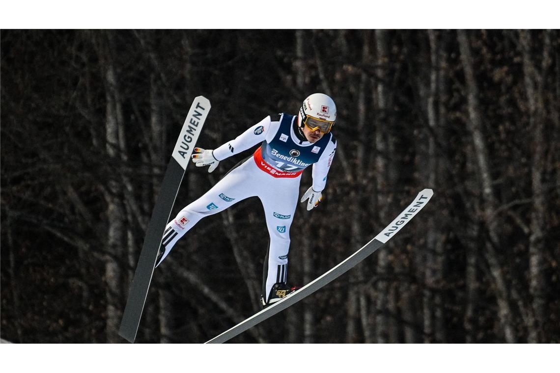Philipp Raimund: Wer in Baden-Württemberg abseits des Schwarzwaldes mit dem Skispringen beginnt, tut das oft beim SC Degenfeld. Das war schon bei Carina Vogt so – die in Sotschi 2014 dann die erste olympische Goldmedaille im Skispringen der Frauen gewann. Ob es auch bei Philipp Raimund historisch wird auf der Skisprungschanze von Predazzo? Auch der heute 25-Jährige (Geburtsort: Göppingen) begann beim SC Degenfeld, ehe er mit seiner Familie ins Allgäu zog. Heute startet er für den Skiclub Oberstdorf – und ist in dieser Saison in eine ganz neue Rolle geschlüpft. „Hille“, wie er genannt wird, ist gemeinsam mit Spätzünder Felix Hoffmann der Vorspringer im deutschen Team. Die einstigen Vorzeige-Adler sind entweder außer Form (Andreas Wellinger) oder haben sich gar nicht erst qualifiziert (Karl Geiger). Philipp Raimund dagegen hatte eine starke erste Saisonhälfte und sprang immer mal wieder aufs Podest. Zuletzt ist der Anschluss nach ganz vorne zwar etwas verloren gegangen, dennoch gehört der Schwabe weiter zu den wenigen Hoffnungen im deutschen Skisprunglager. Was umso erstaunlicher ist, wenn man weiß, dass der junge Mann unter Höhenangst leidet. Nicht nur deshalb sagt er über sich: „Ich bin ein einzigartiger Springer, weil ich ein bisschen anders gehandhabt werden muss als die anderen.“ Seine sehr extrovertierte Art ist dabei ein weiteres Merkmal. Am liebsten würde er die demnächst beim Jubel über eine Medaille ausleben.