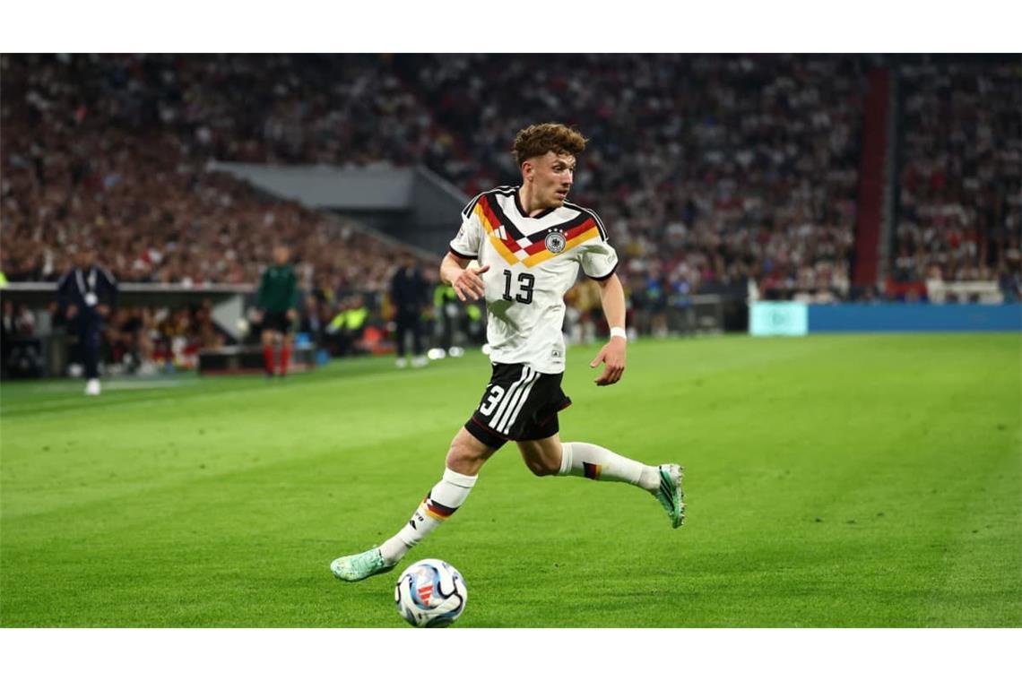 Philipp Treu (Note 3): Da hatte offenbar jemand Eindruck hinterlassen – der Rechtsverteidiger des SC Freiburg war bei seinem Länderspieldebüt vor einer Woche beim 1:1 gegen die Niederlande in Amsterdam der beste deutsche Feldspieler. Jetzt gegen die Serben stand er wieder von Beginn an auf dem Platz. Und, was soll man sagen: Treu agierte wieder griffig und bissig, wenn auch nicht so stark nach vorne wie in Amsterdam. Was auch an den tief stehenden Serben lag, die dem Rechtsverteidiger kaum Raum für Tempoläufe ließen. Allerdings: Treu flankte nach einer knappen Stunde punktgenau auf Nick Woltemade, der dann aus kurzer Distanz freistehend drüber schoss.