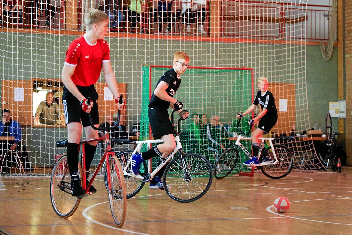 Familienbande spielen eine große Rolle Philipp Völk (schwarzes Trikot, links) und Moritz Völk vom RSV Waldrems haben das Talent von ihrem Vater Thorsten geerbt. Foto: A. Becher