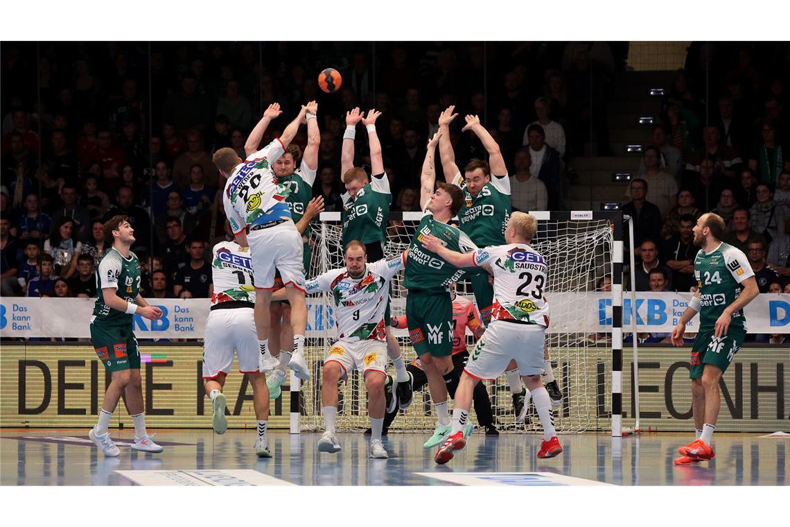 Gegen den Meister auf verlorenem Posten Philipp Weber wirft über den Frisch-Auf-Block.