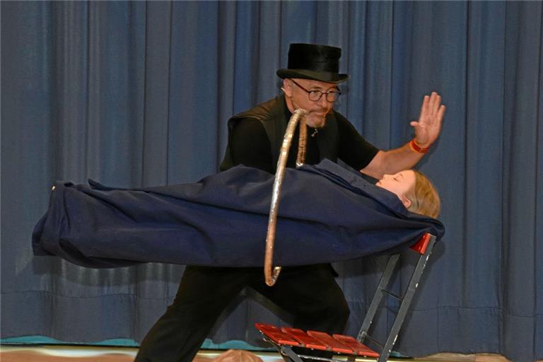 Phillip Flint lässt Dana schweben. Zum Beweis zieht er einen Ring um ihren Körper.