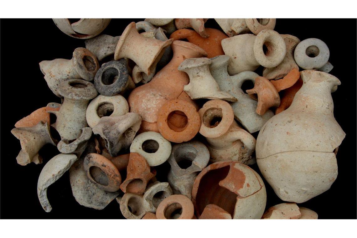 Phönizische Ölflaschen, gefunden in Mozia, Gebiet V. Datierung 750/740–550/530 v. Chr.. 