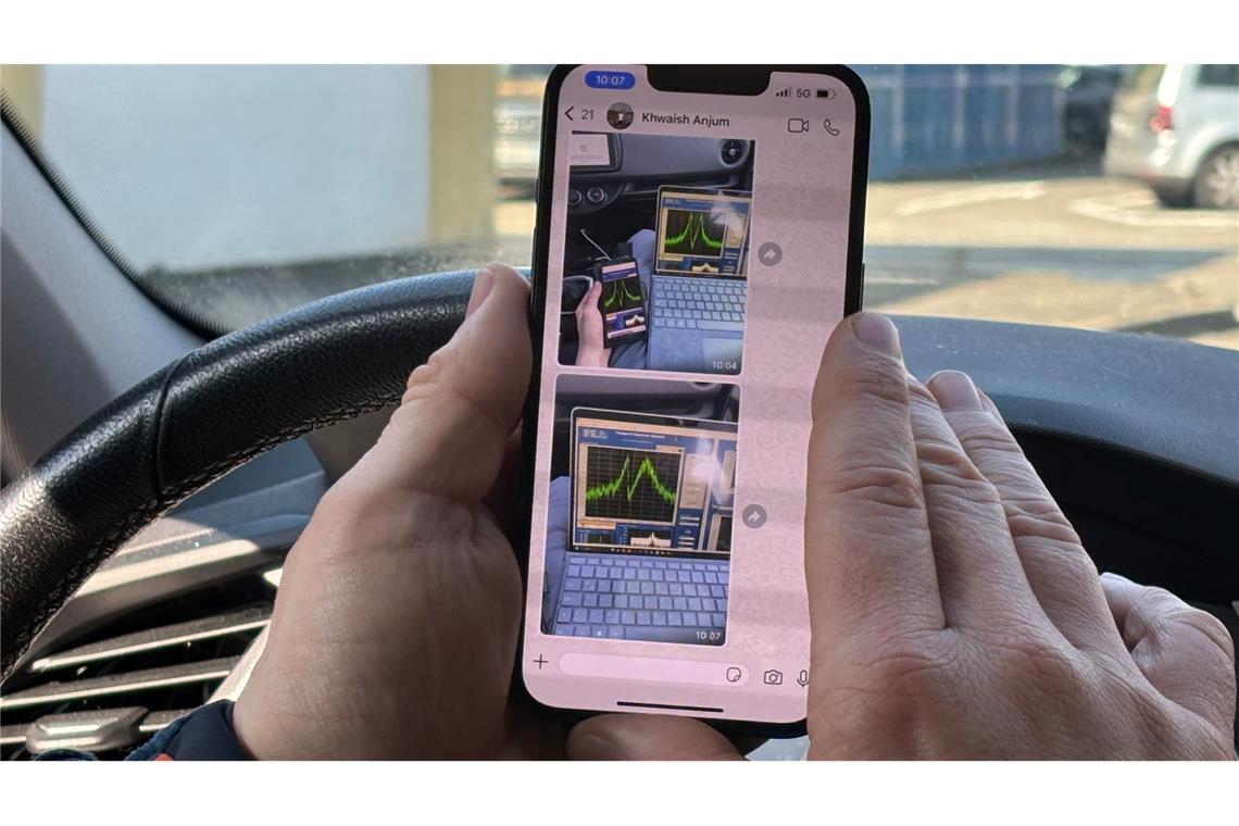 Physiker Ulmer prüft während der Fahrt live, ob die Antiprotonen noch an Ort und Stelle sind.
