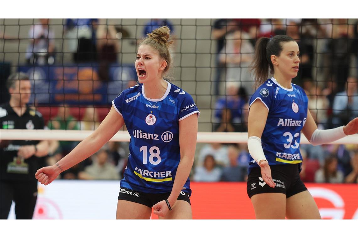 Die emotionalen Bilder eines traurigen Volleyball-Abends Pia Kästner und Maria Segura Pallerés