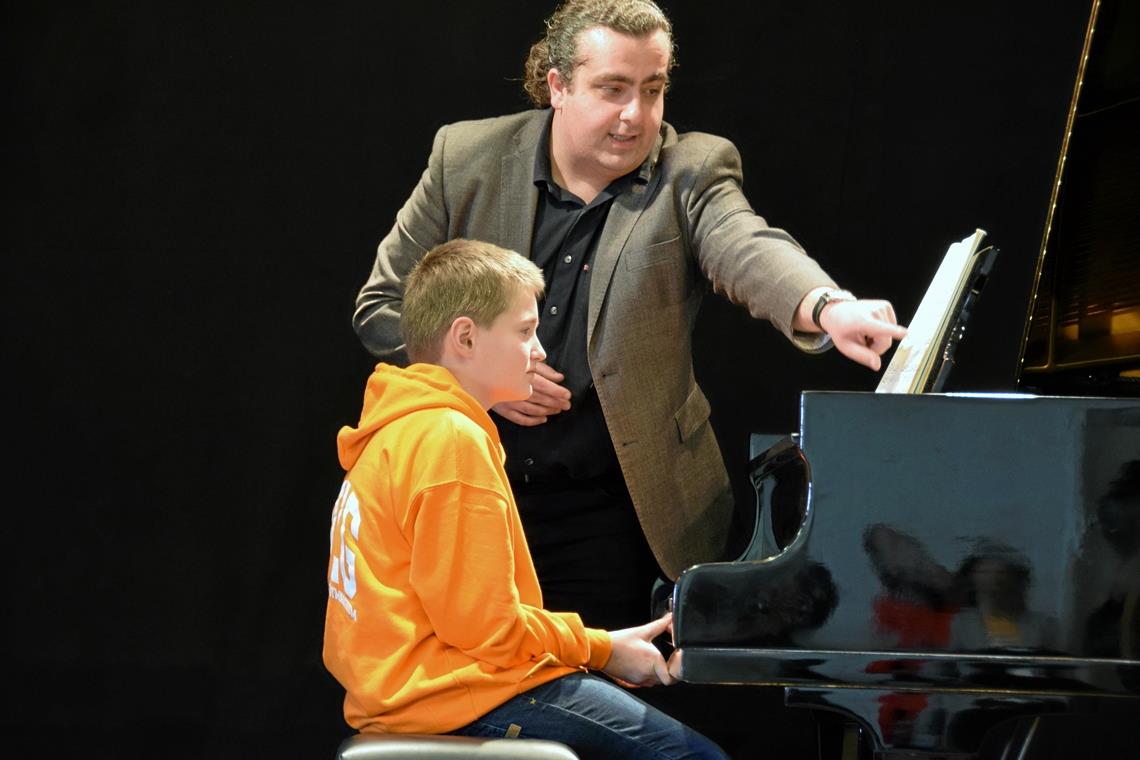 Piano, crescendo, forte: Schüler Timon Winges spielt unter Anleitung von Nima Farahmand Bafi Robert Schumanns „Sizilianisch“. Foto. E. Klaper