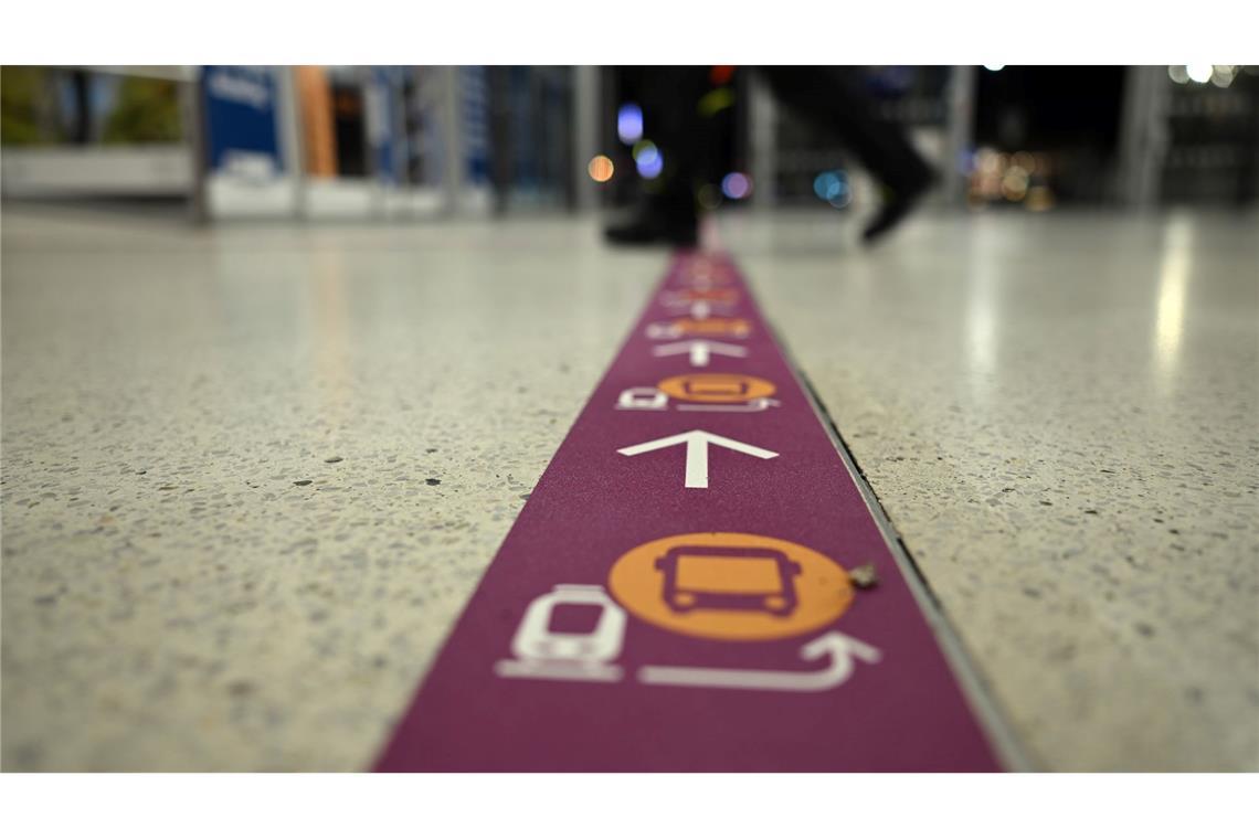 Piktogramme im Bahnhof weisen den Weg zu den Bussen des Ersatzverkehrs in Wuppertal. Wegen umfangreicher Bauarbeiten ist die wichtige Strecke von Köln über Wuppertal nach Hagen für gut fünf Monate gesperrt.