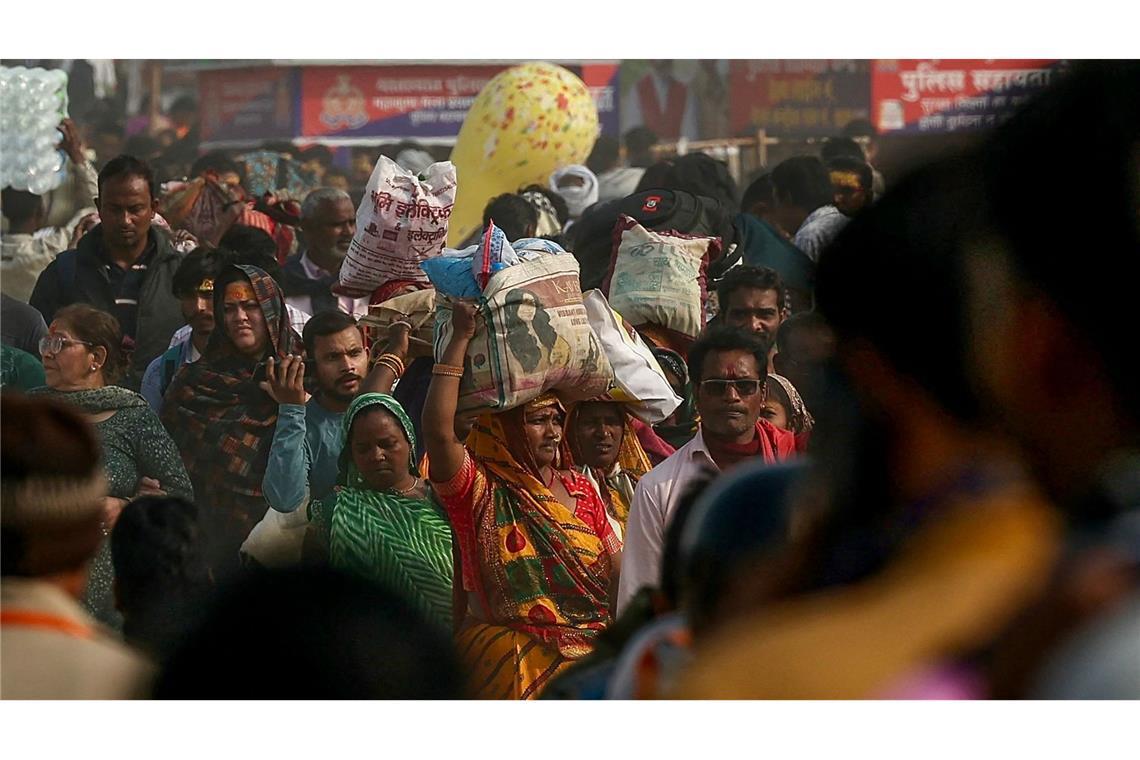 Massenpanik bei Pilgerfest in Indien ausgebrochen Pilger beim Hindu-Fest Maha Kumbh Mela.