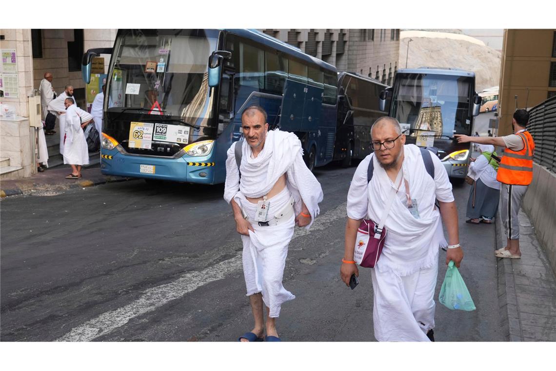 Bilder des Tages Pilger bereiten sich während der jährlichen Hadsch-Pilgerfahrt in der muslimischen heiligen Stadt Mekka auf die Fahrt mit einem Bus von Mekka nach Arafat vor.