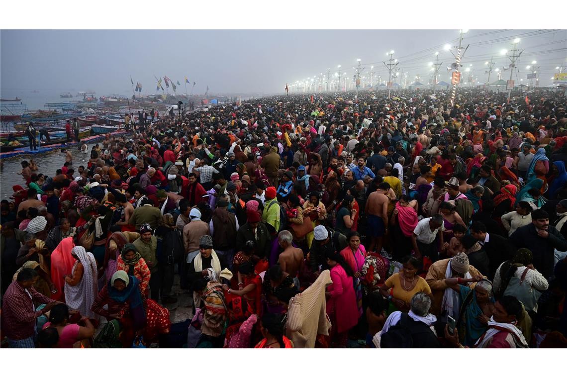 Millionen kommen in Indien zum weltgrößten Pilgerfest Pilger versammeln sich am Zusammenfluss von Ganges und Jamuna, um ein Bad zu nehmen.