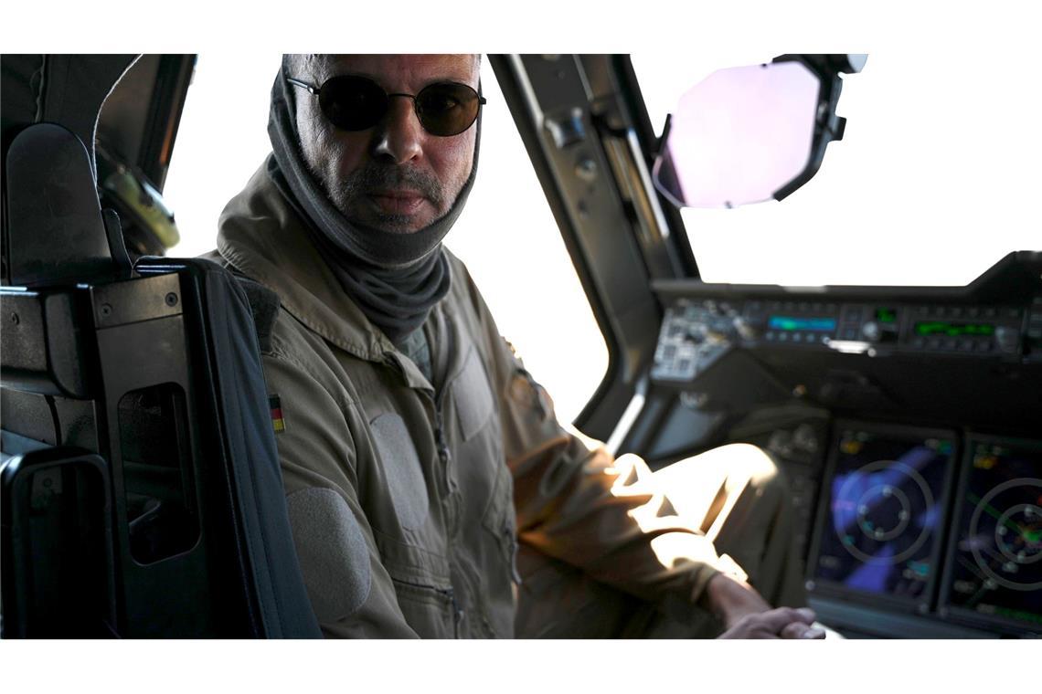 Gaza statt Wunstorf: Die Luftwaffe im Hilfseinsatz Pilot Dieter ließ sich in seiner Maschine von Journalisten über die Schulter schauen.
