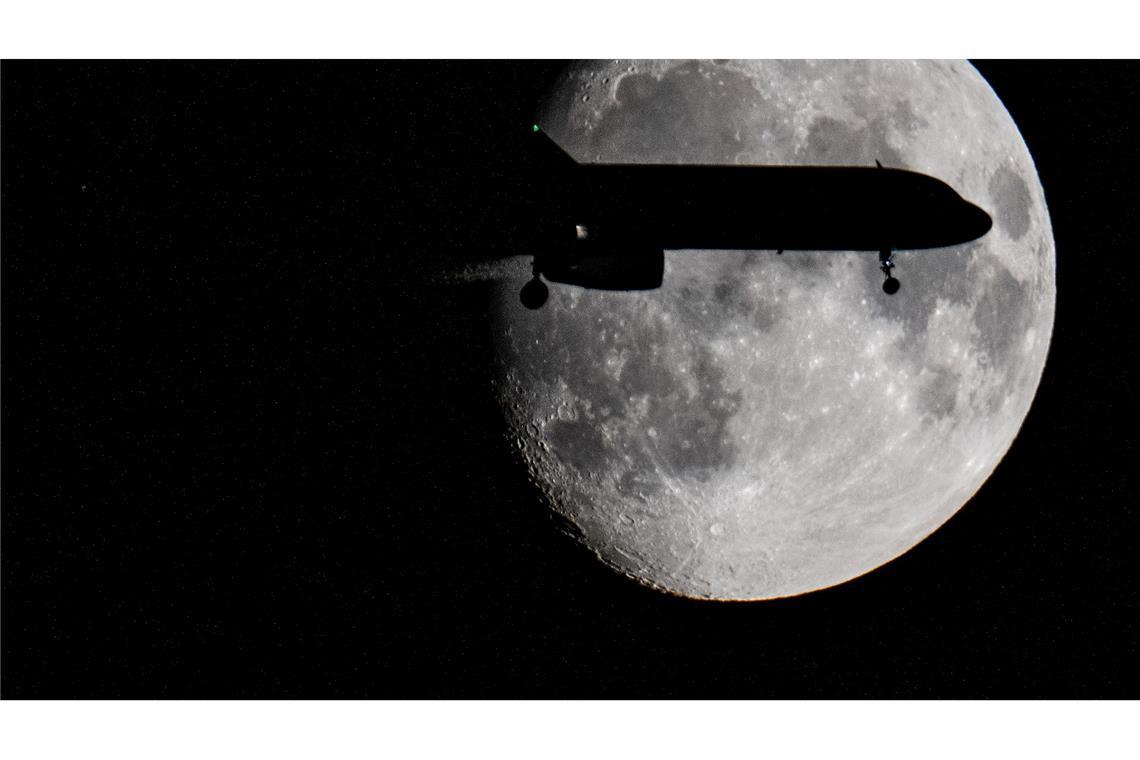 Umfrage: Piloten nehmen häufiger Kurzschlaf im Cockpit Piloten halten im Cockpit häufiger Kurzschlaf.