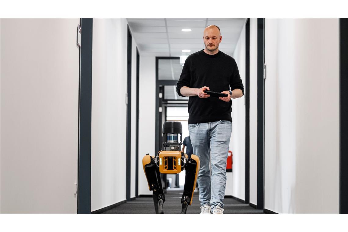 Pirk will dem Roboter per KI beibringen, richtig zu reagieren.