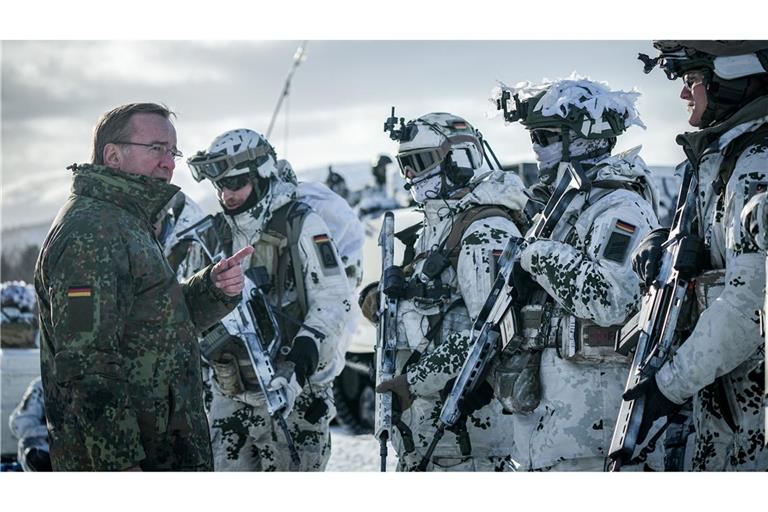 Pistorius bei Gebirgsjägerübung im Hohen Norden