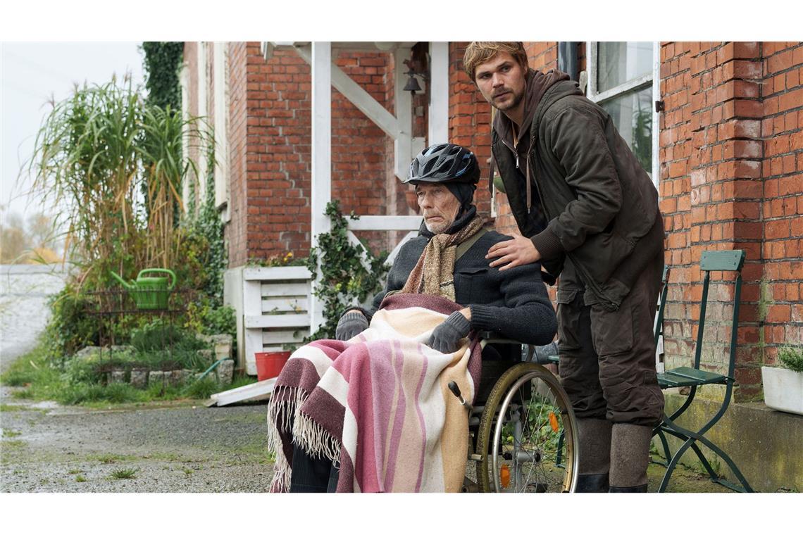 Pit Feldhusen (Josef Volmer, l.) ist schwer krank; Sohn Sven (Henning Flüsloh, r.) hat nun die Verantwortung für den Familienhof.