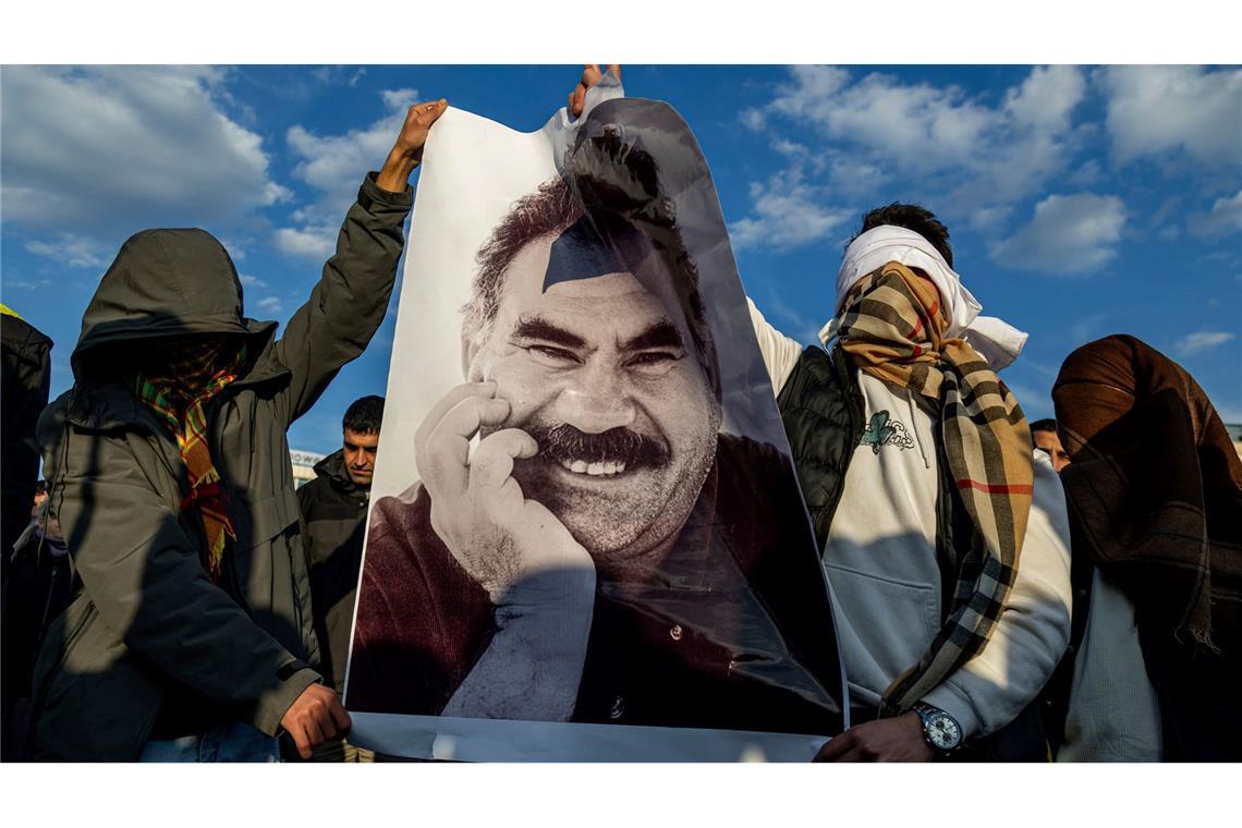 Öcalan ruft zur Auflösung der PKK auf PKK-Chef Öcalan ruft Kämpfer zur Niederlegung von Waffen auf