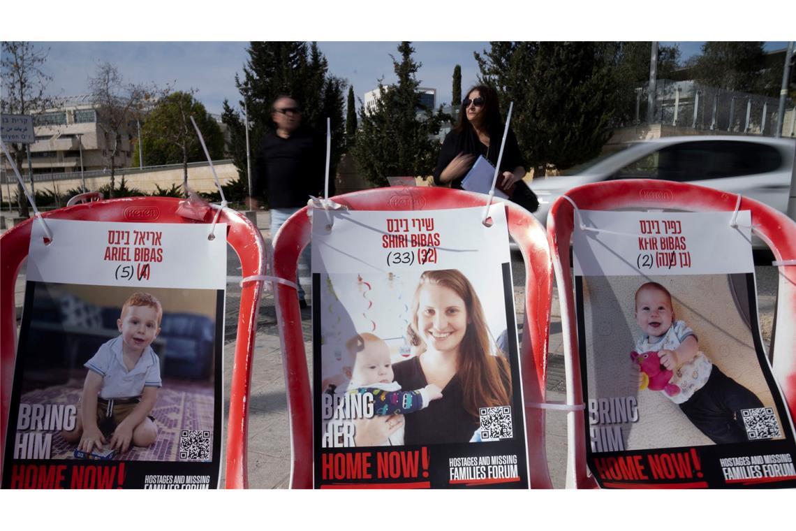 Hamas übergibt tote israelische Geiseln Plakat von Familie Bibas.
