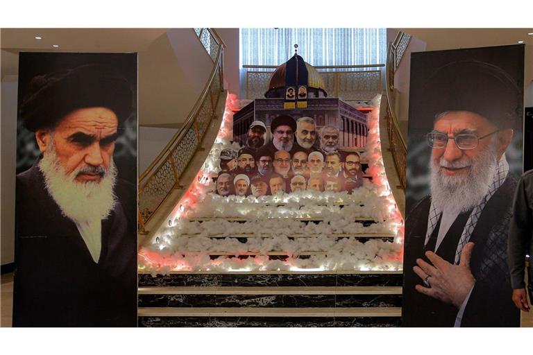 Plakate iranischer Führer als Solidaritätsbekundung. Sollte Israel die iranische Botschaft in Beirut angreifen, droht dieser damit, israelische Botschaften weltweit anzugreifen (Symbolfoto).