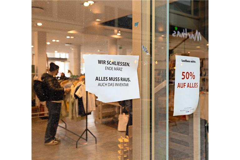 Plakate weisen auf den Ausverkauf im Kaufhaus Mitte