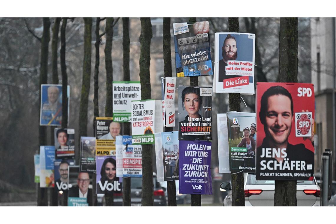Alle Wahlwerbespots im Überblick Plakate zur Bundestagswahl – Parteien versuchen über viele Medien von sich zu überzeugen, auch Wahlwerbespots bleiben wichtig.