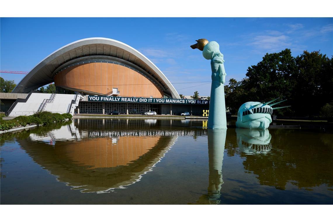 Strenges Handyverbot bei Böhmermanns Unvernunft-Schau "Planet der Affen" oder Böhmermann-Ausstellung? Die New Yorker Freiheitsstatue scheint am Haus der Kulturen der Welt versenkt zu sein.