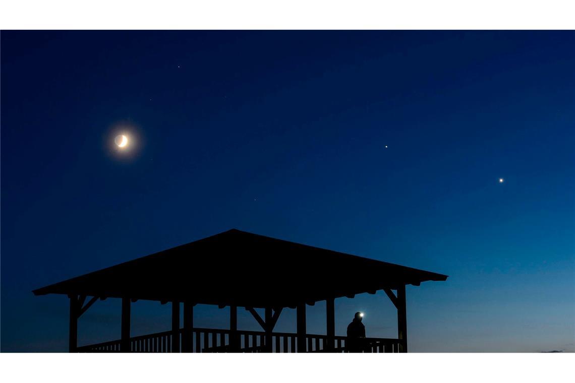 Planeten wie Jupiter und Venus lassen sich zeitweise blicken. (Illustration)