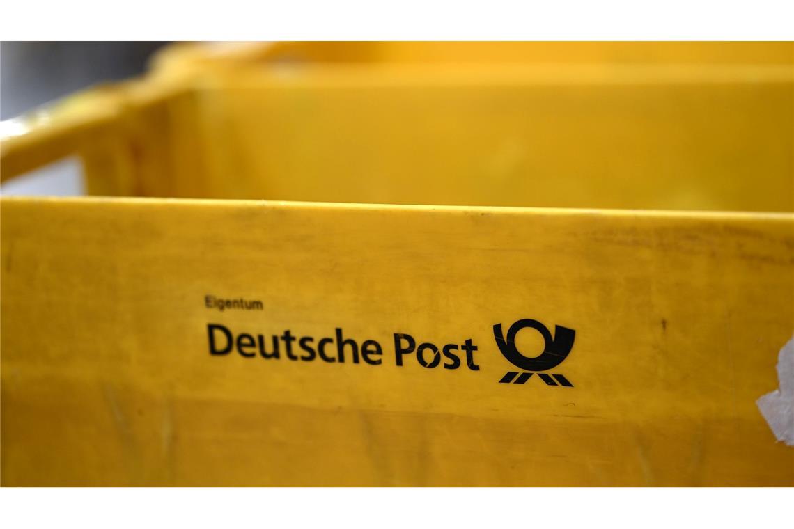 Warnstreik bei der Post verzögert Zustellungen Plastikboxen der Deutschen Post stehen in einer Zustellbasis herum - auch dort könnte der Warnstreik Auswirkungen haben.